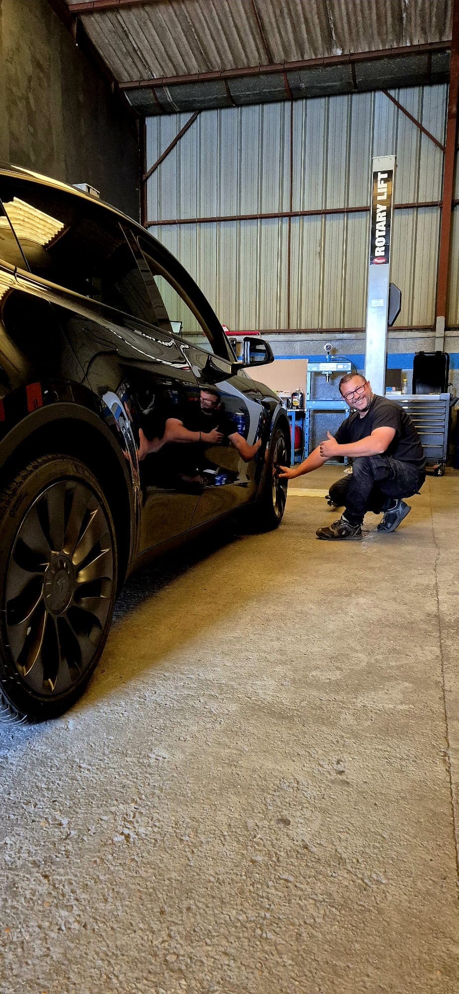 Equipe au travail sur Tesla